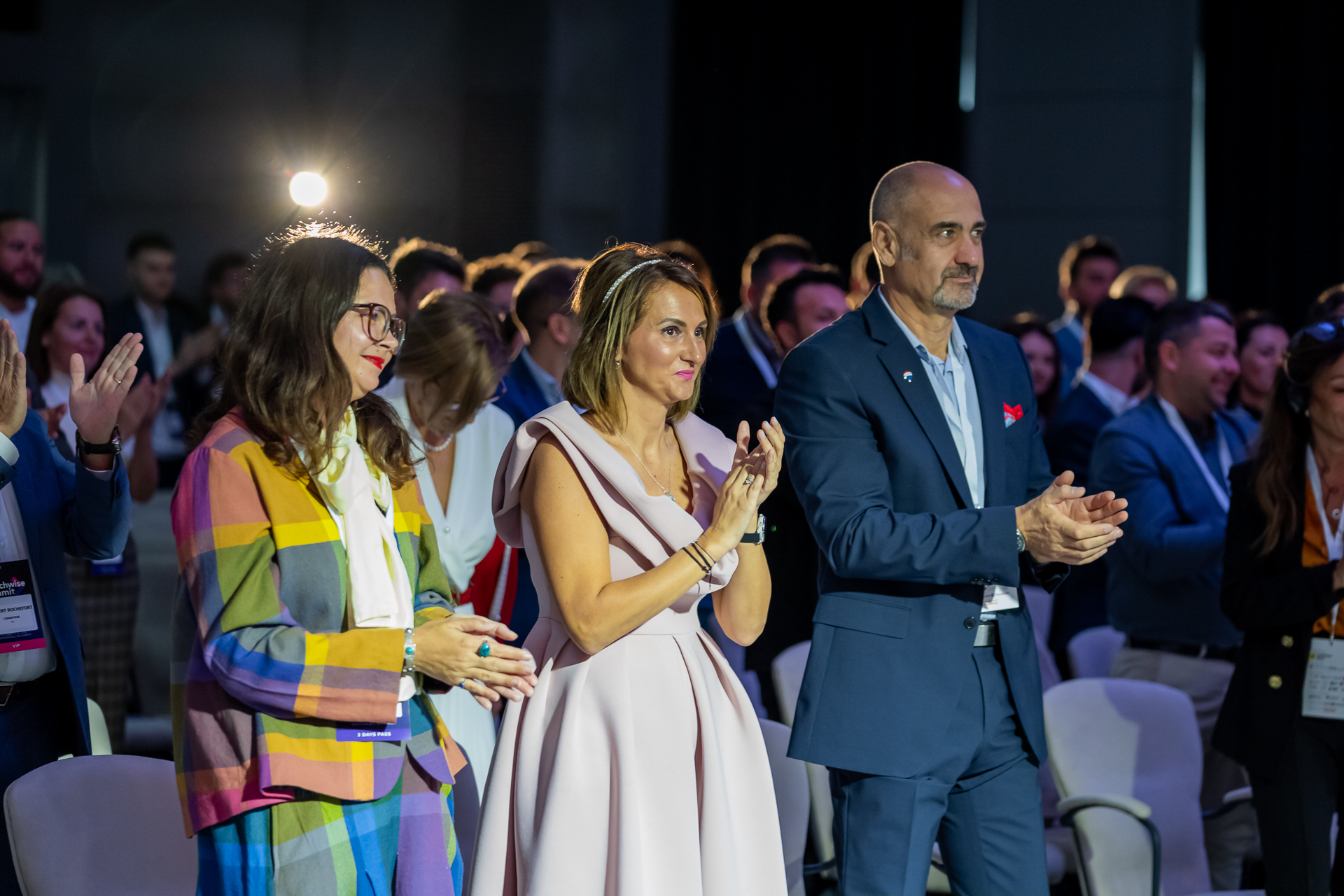 Participanți aplaudând la finalul sesiunii